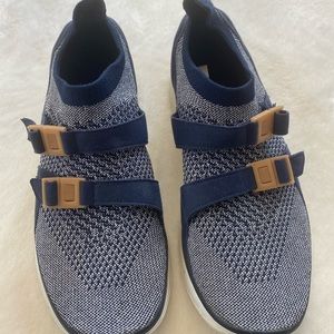 NIKE Women’s Blue Knit Running Shoe Size 9 with 2 front Clips price negotiable!